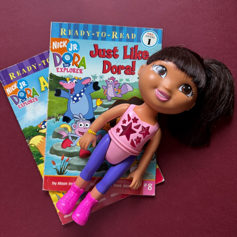 Dora The Explorer Talking Doll 2013 Nickelodeon with Two Ready to Read books.